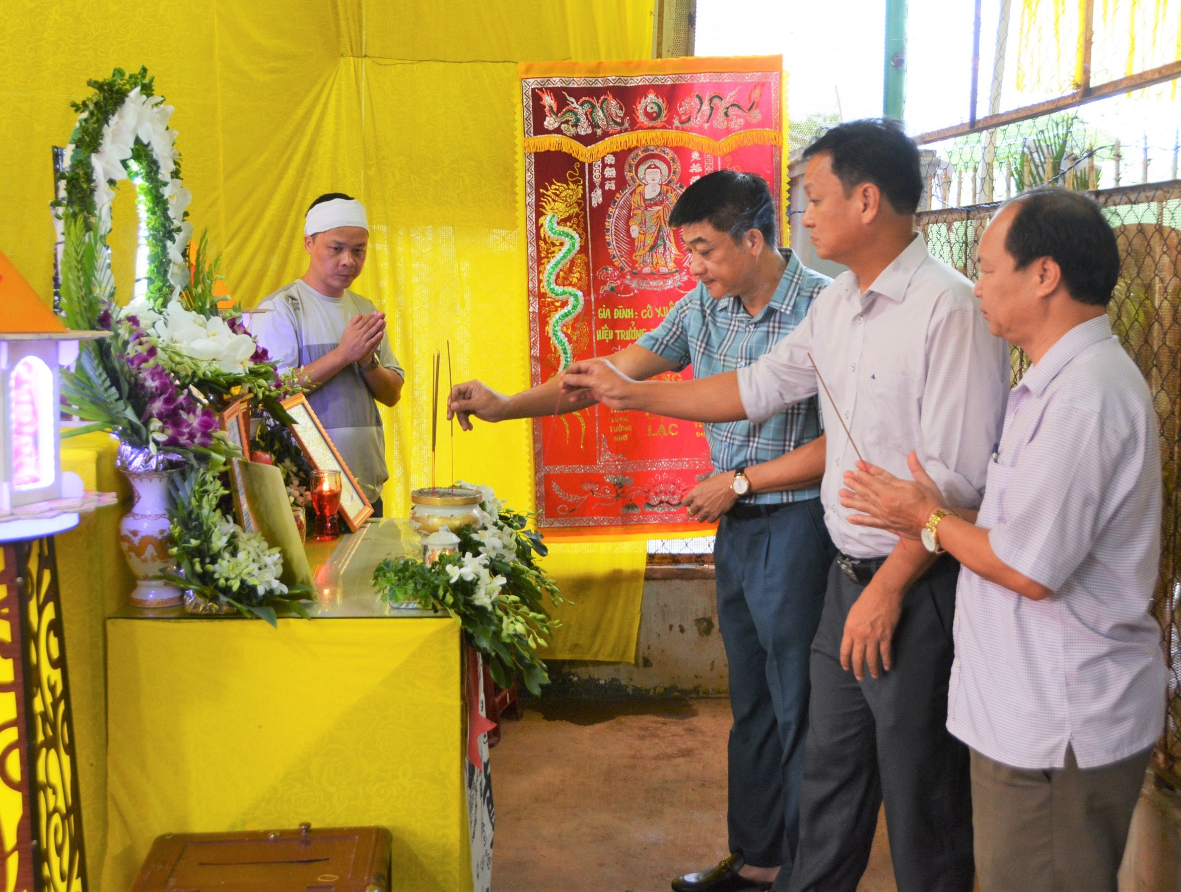 Lãnh đạo thành phố Buôn Ma Thuột thăm viếng cán bộ Công an hy sinh và nạn nhân tử vong trong vụ tấn công tại huyện Cư Kuin, tỉnh Đắk Lắk